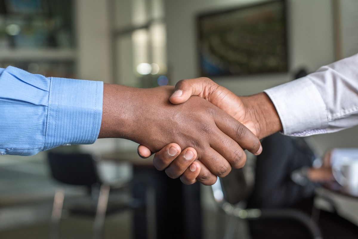Vorstellungsgespräch in einem modernen Büro mit Recruiter und Kandidat