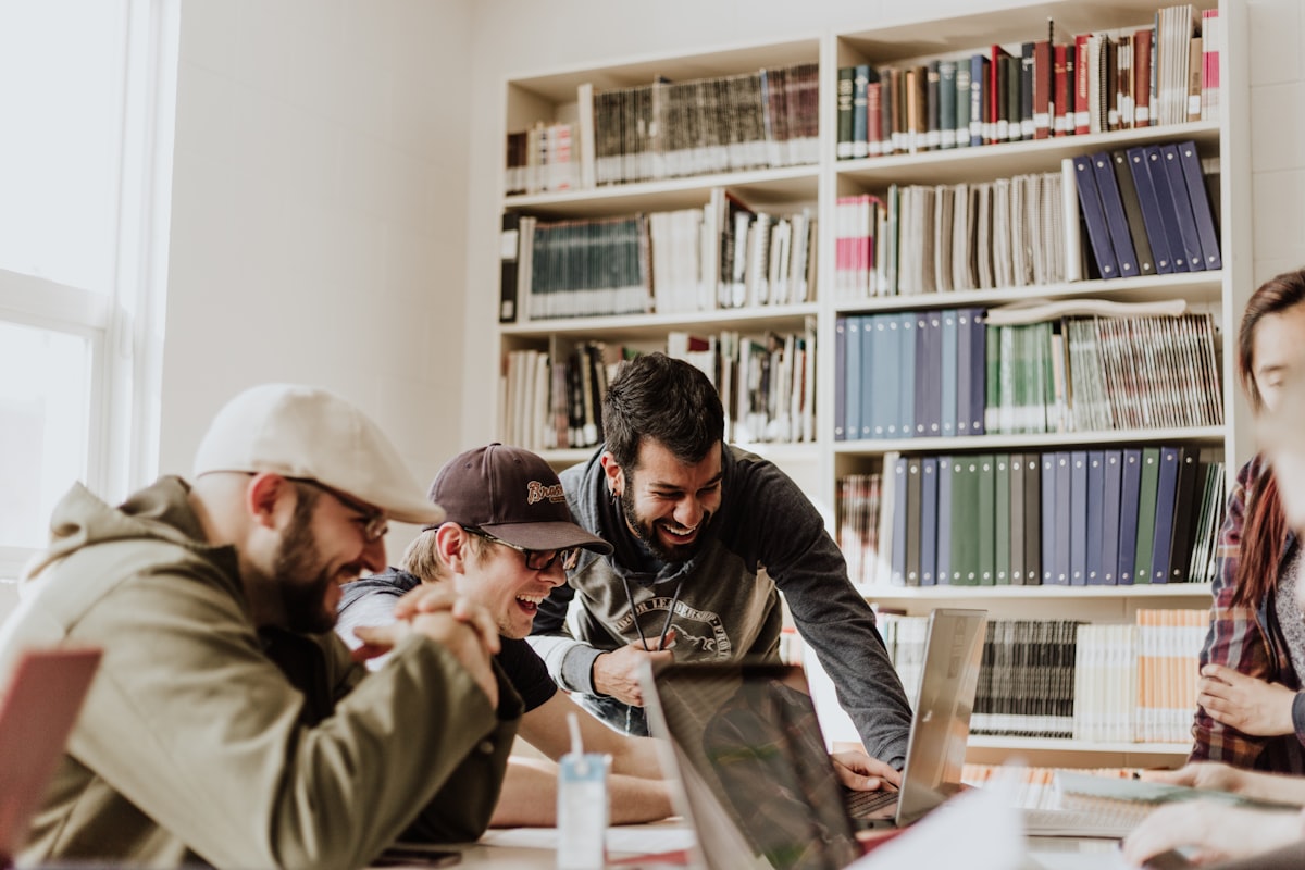 Étudiant rédigeant une lettre de motivation pour un stage