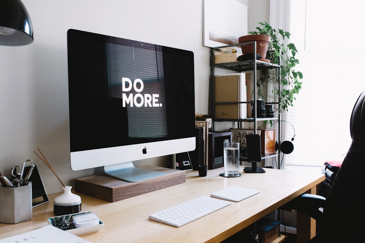 Scrivania minimalista con materiali per scrivere un curriculum vitae
